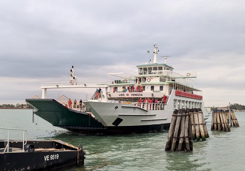 Ankunft von Einsatzkräften am Lido di Venezia 