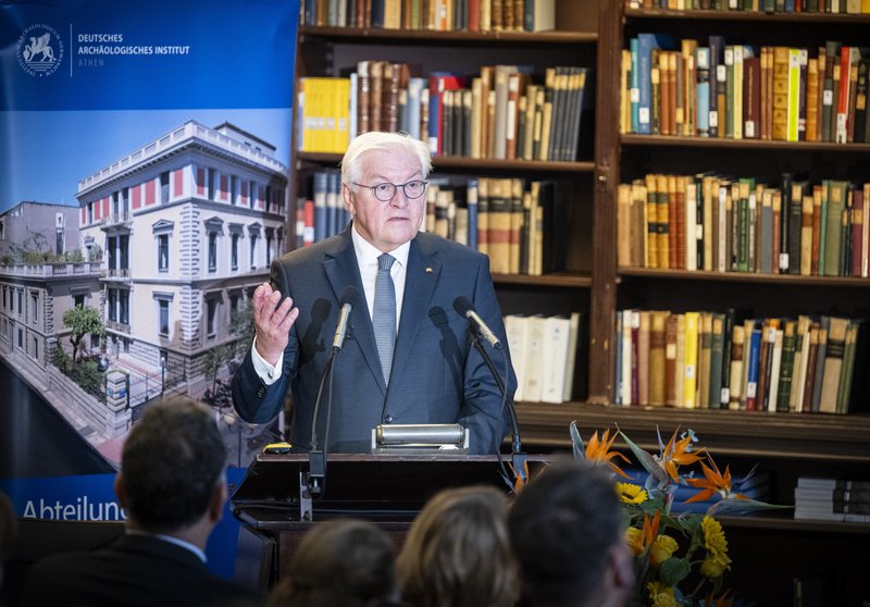 Frank-Walter Steinmeier bei seiner Rede zum Festakt anlässlich des 150. Jubiläums des DAI Athen in der historischen Bibliothek (Detailaufnahme)