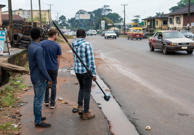 Edo|cation: Survey und D-GPS Messungen in Benin City (Nigeria). Von links nach rechts: Diya A.S., J. Hubert, Ovie R.