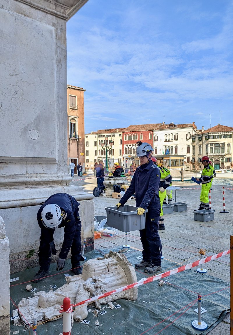 Dokumentation und Bergung von Bauskulptur vor einer Kirche im Zentrum Venedigs