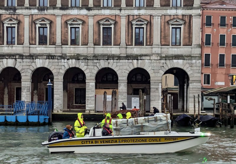 Transport von geborgenem Kulturgut auf dem Canal Grande