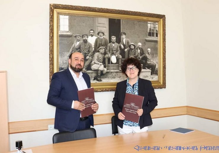 Die Vertreterin der Eurasien-Abteilung des DAI und Direktor David Poghosyan bei der Unterzeichnung der gemeinsamen Erklärung zur Kooperation