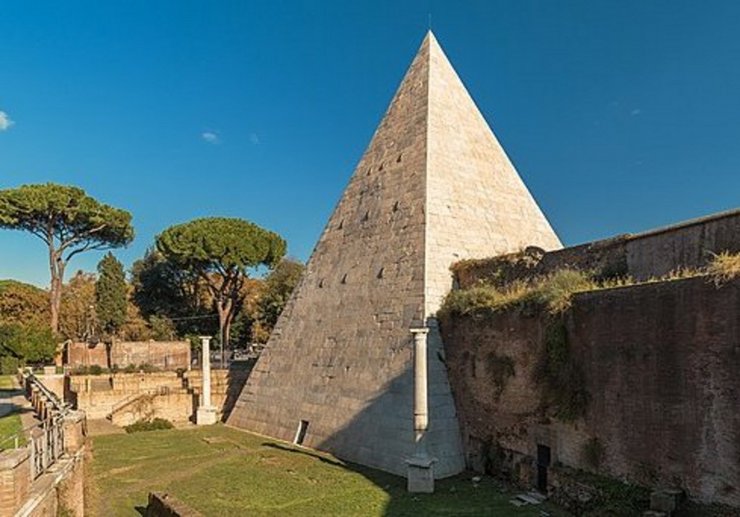 Pyramide des Volkstribuns Gaius Cestius Epulo († vor 12 v. Chr.)  in Rom